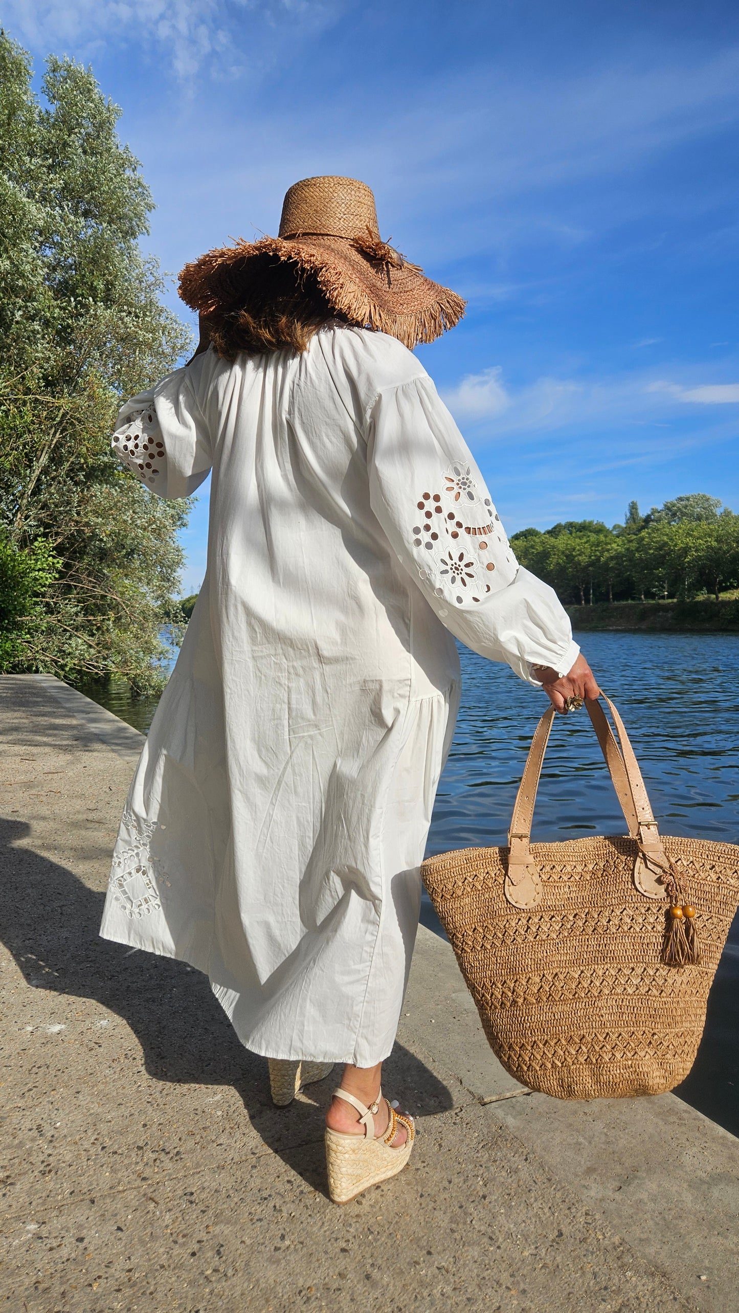 Robe blanche avec broderie Marina.