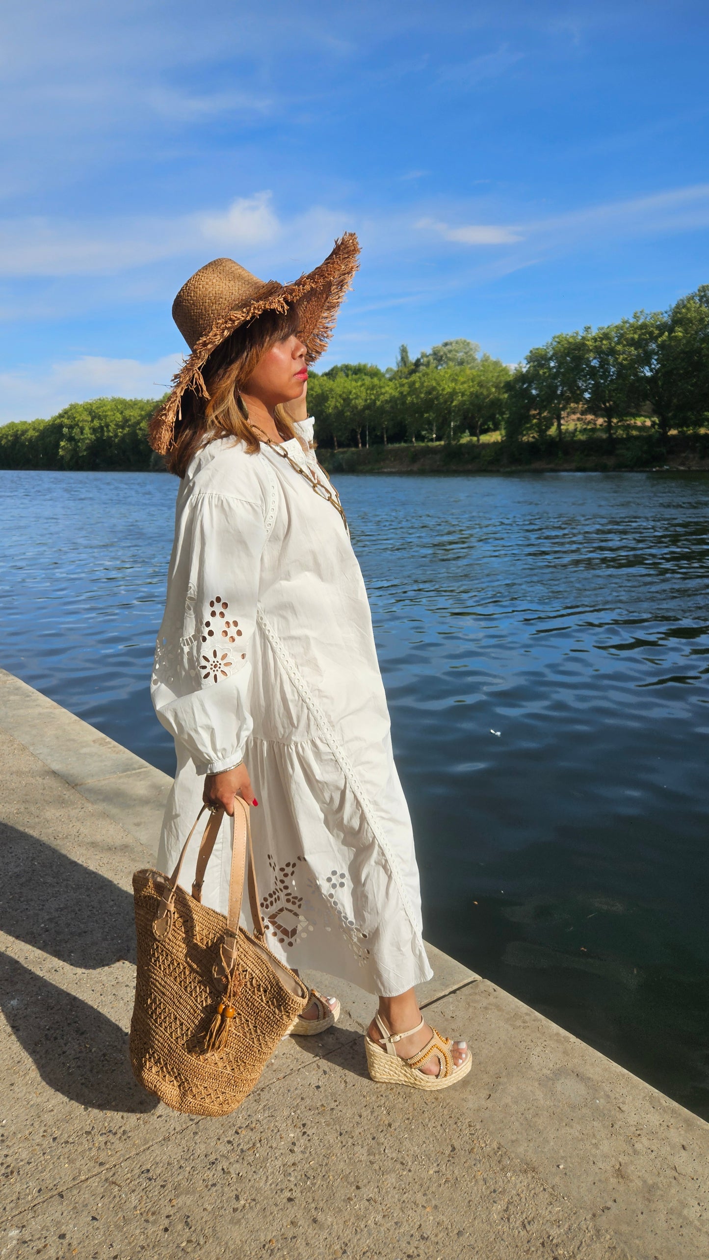 Robe blanche avec broderie Marina.