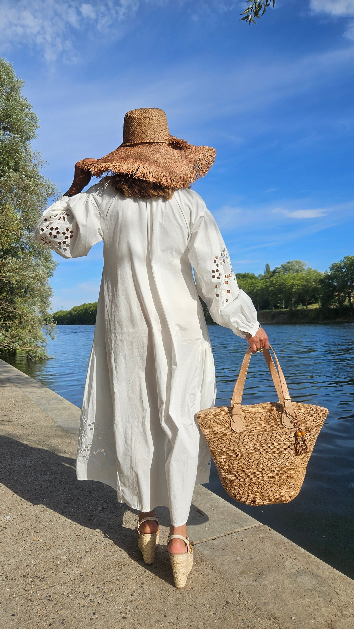 Robe blanche avec broderie Marina.