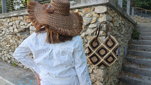 Chemise  Léa avec broderie anglaise .