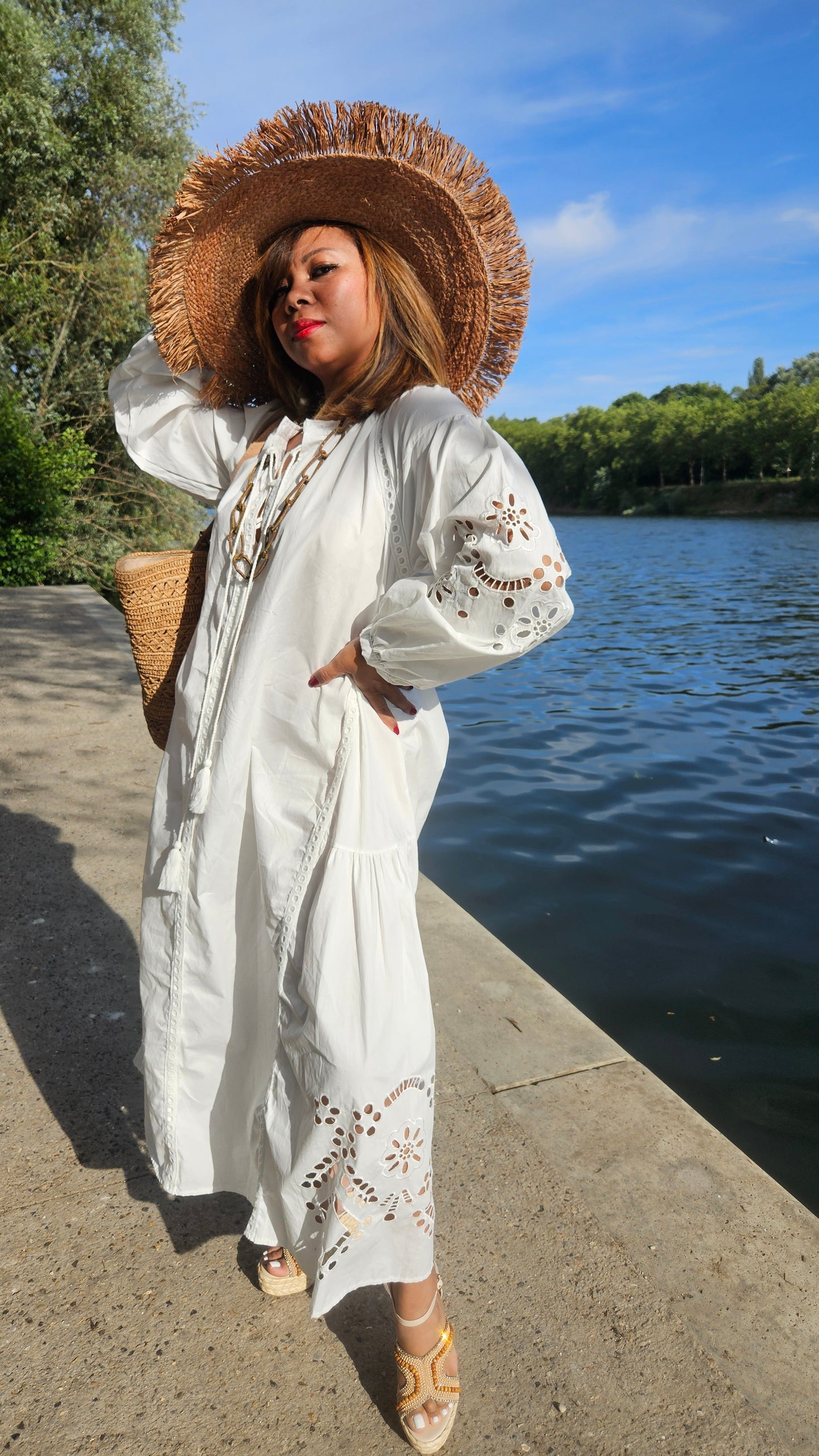 Robe blanche avec broderie Marina.