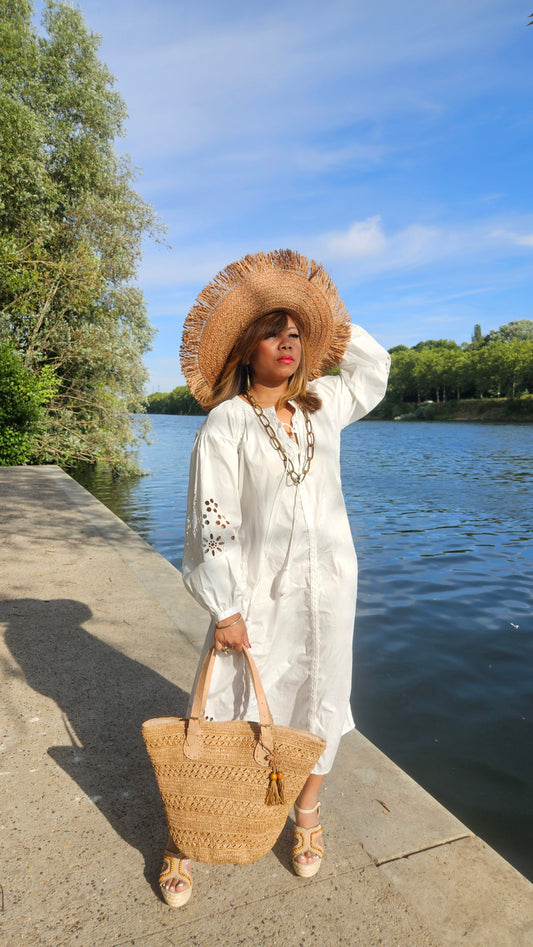 Robe blanche avec broderie Marina.